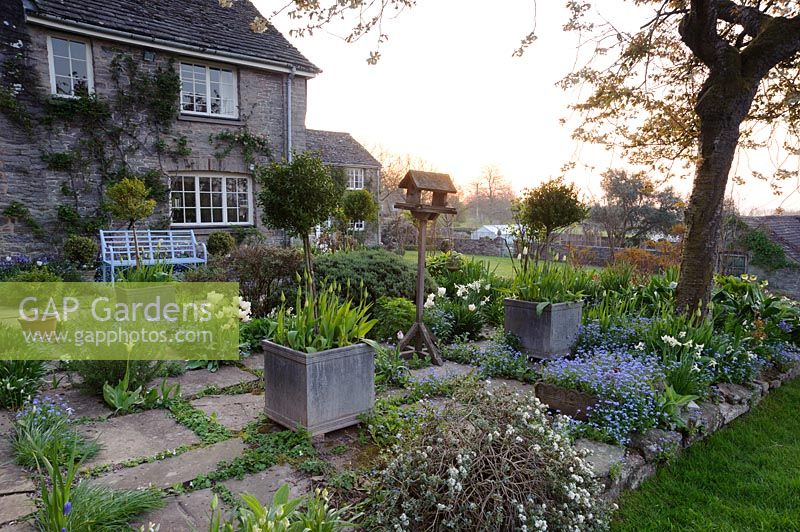 Une vue sur la terrasse du jardin à côté de la maison à Brilley Court Farm, Whitney-on-Wye, Herefordshire, Royaume-Uni.