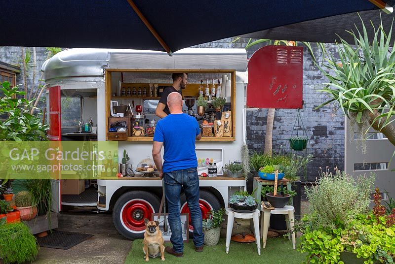 Un homme se faisant servir du café par un barista dans un pop-up converti horse float cafe, Australie.