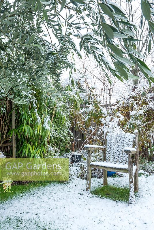 Chaise de jardin en chêne fendu dans la neige