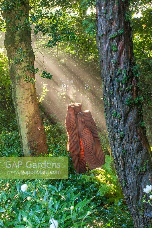 Sculpture en bois dans une forêt faite de Wellingtonia abattu
