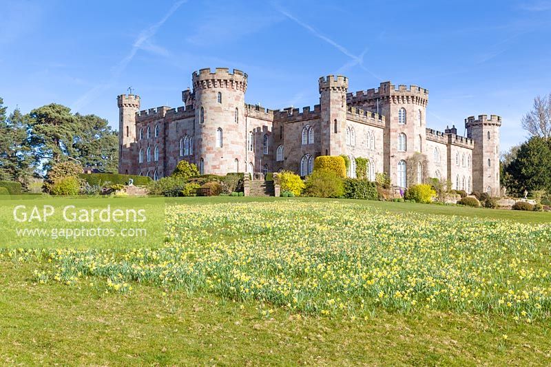 Vue du début du 19e siècle, le château de Cholmondeley, Cheshire, Royaume-Uni.