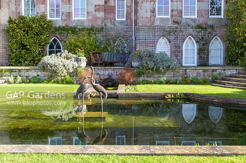 La terrasse et l'étang de Lily au château de Cholmondeley, Cheshire, Royaume-Uni.