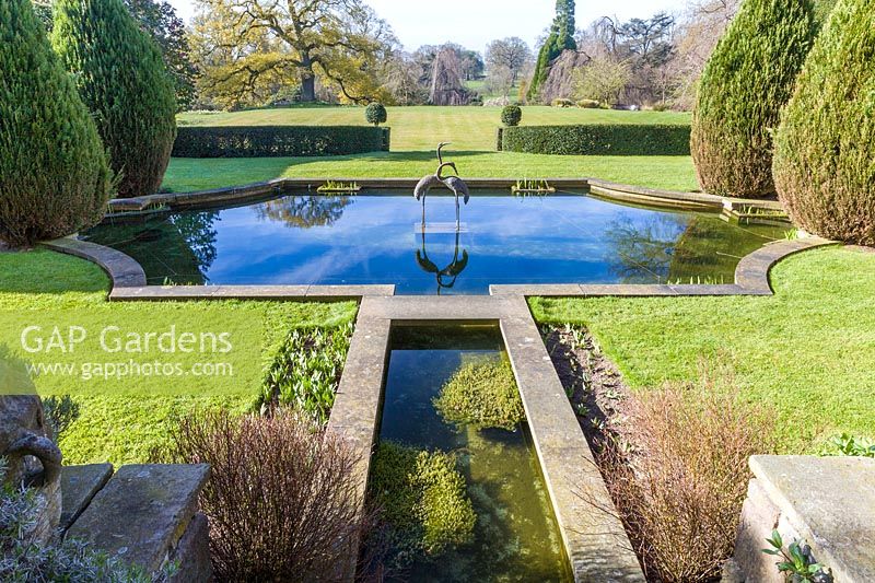 La terrasse et l'étang de Lily au château de Cholmondeley, Cheshire, Royaume-Uni.