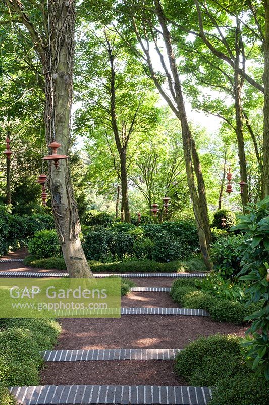 Sculptures en terre cuite de Sergei Katran avec Muehlenbeckia complexa, Le Jardin des bruits de la nature. Les Jardins D ' etretat, Normandie, France.