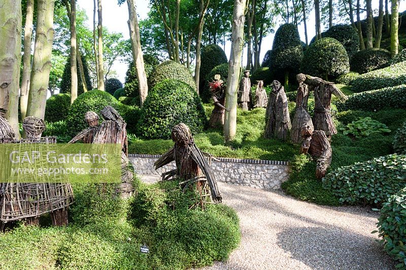 Figures d'Agneska Gradzik avec couvre-sol Muehlenbeckia complexa, Jardin des Etreintes et des Arbres. Les Jardins D ' etretat, Normandie, France.