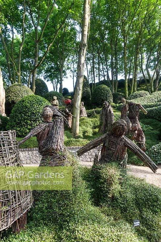 Figures d'Agneska Gradzik avec couvre-sol Muehlenbeckia complexa. Les Jardins D ' Etretat. Les Jardins D ' etretat, Normandie, France.