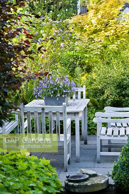 Coin salon sur un petit patio, jardin Laura Dingemans, Pays-Bas