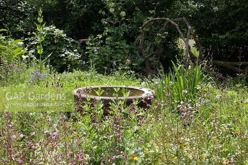 Pot vide dans le 'Herbs for Healing Garden' par Davina Wynne-Jones, à Barnsley House, Cirencester, Royaume-Uni.