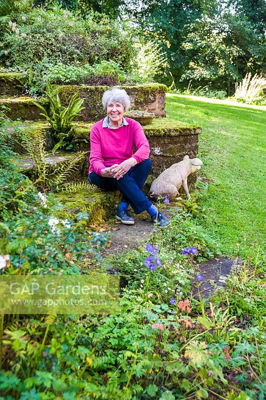 Jill Hunter dans son jardin - l'ancien moulin à maïs, Aston Crews, Herefordshire