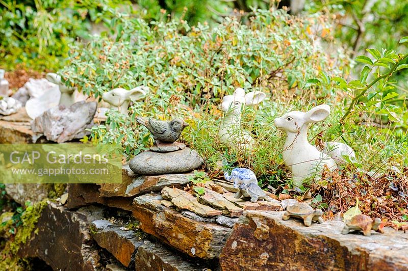 Statuettes d'animaux sur mur de pierre, Cornwall, UK
