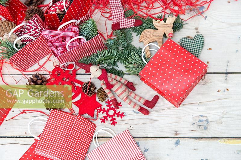 Cadeaux festifs et décorations avec des sacs en papier