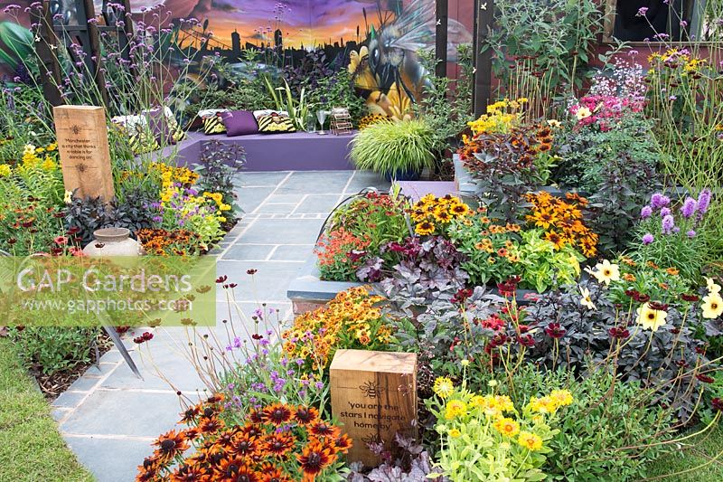 'The Buzz of Manchester 'garden. Conçu par Andrew Walker, RHS Tatton Park Flower Show, 2018.