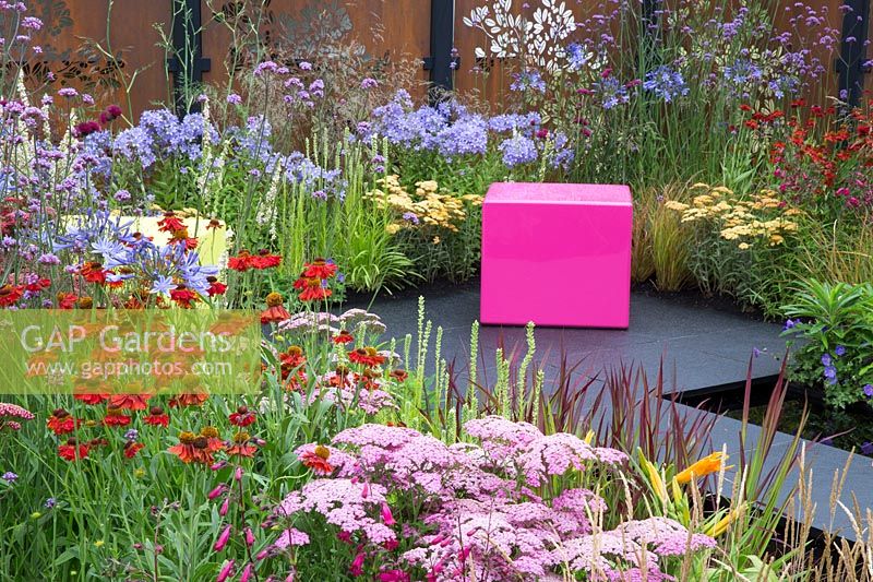 Cube rose avec plantation mixte comprenant, Helenium et Verbena. Jardin Color Box - RHS Hampton Court Palace Flower Show, 2017