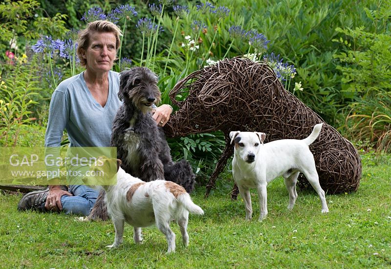 Helen Colletta avec sculpture de cochon de saule et chiens, Suffolk
