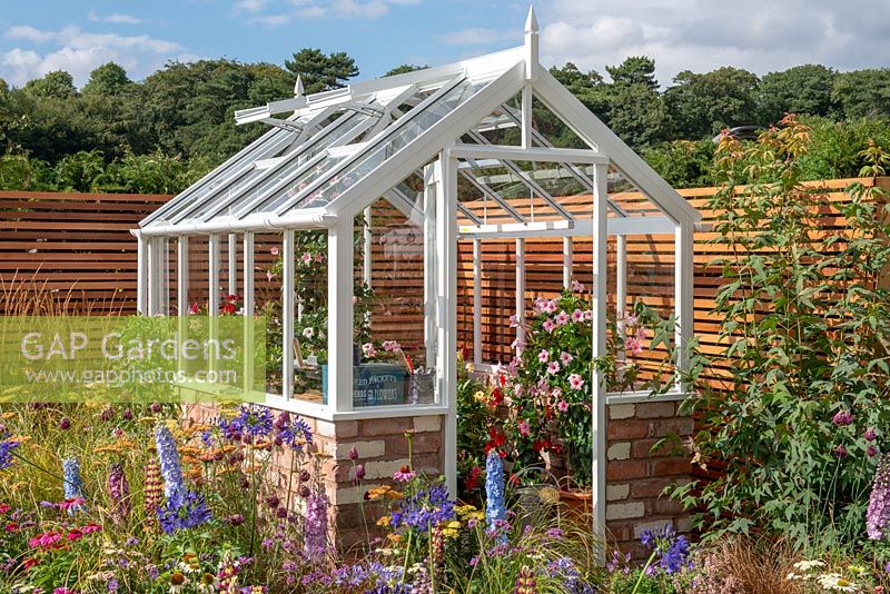 Serre à cadre blanc dans un jardin de chalet - Un chemin vers l'avenir, RHS Tatton Park Flower Show 2018