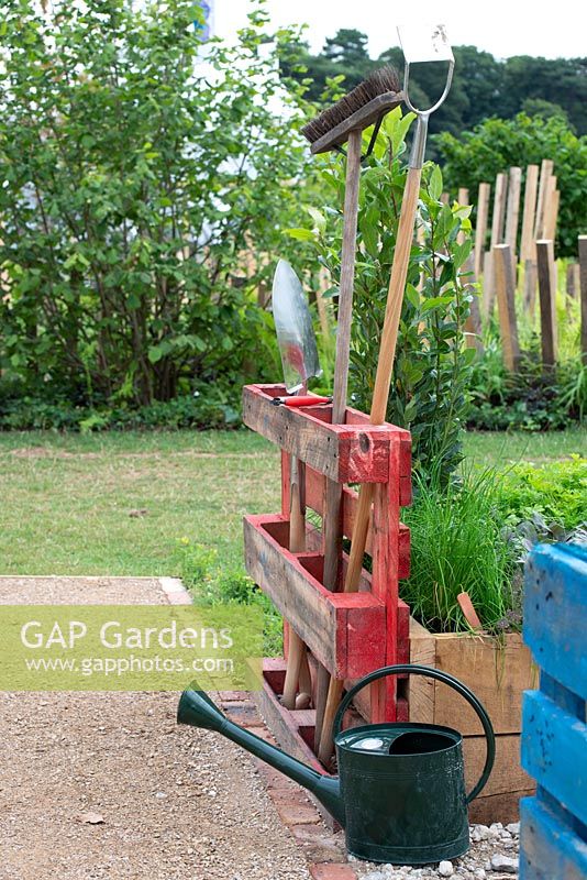 Ancienne palette utilisée pour stocker les outils de jardin - Finding Urban Nature, RHS Tatton Park Flower Show 2018
