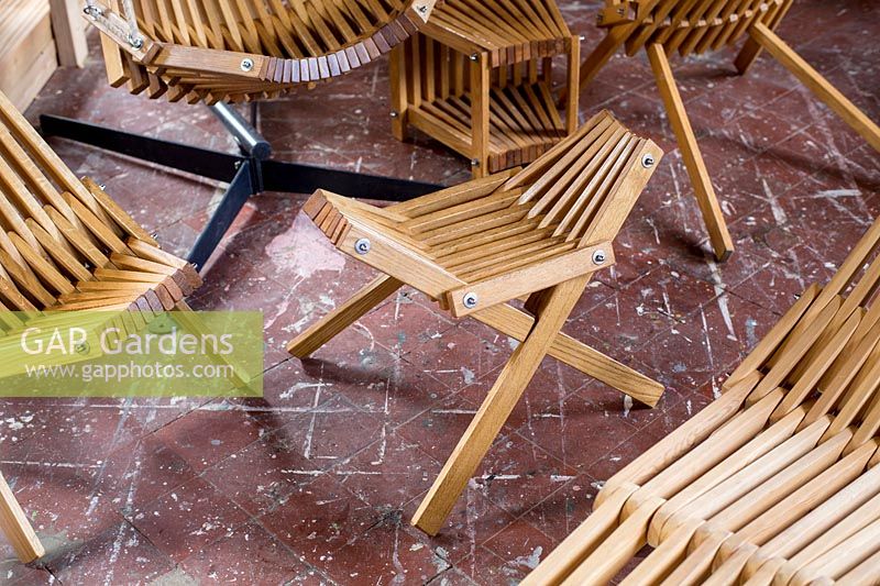 Atelier de design de mobilier de jardin avec gamme de chaises.
