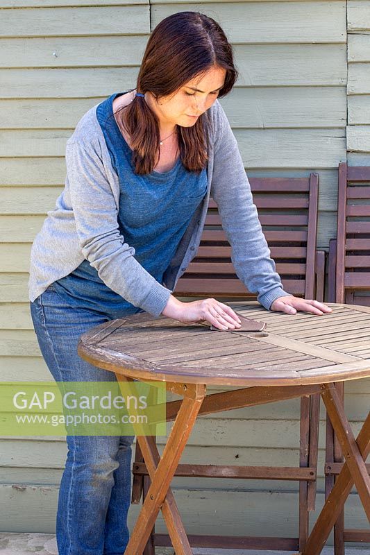 Femme, poncer, bas, surface, bois, jardin, table