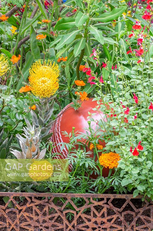 Plantation colorée mixte et sculpture de balle de cricket dans le British Council Garden - Inde: un milliard de rêves. Commanditaire: British Council, RHS Chelsea Flower Show, 2018.