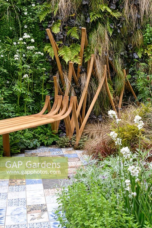 Banc et chemin de carreaux de céramique. Le jardin de l'épilepsie des esprits brodés. Sponsor: Embroidered Minds, RHS Chelsea Flower Show, 2018.