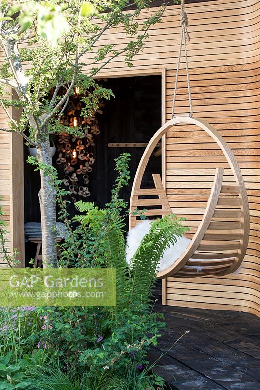 Chaise pivotante en chêne à la vapeur sur le Tom Raffield Tradestand - RHS Chelsea Flower Show 2018