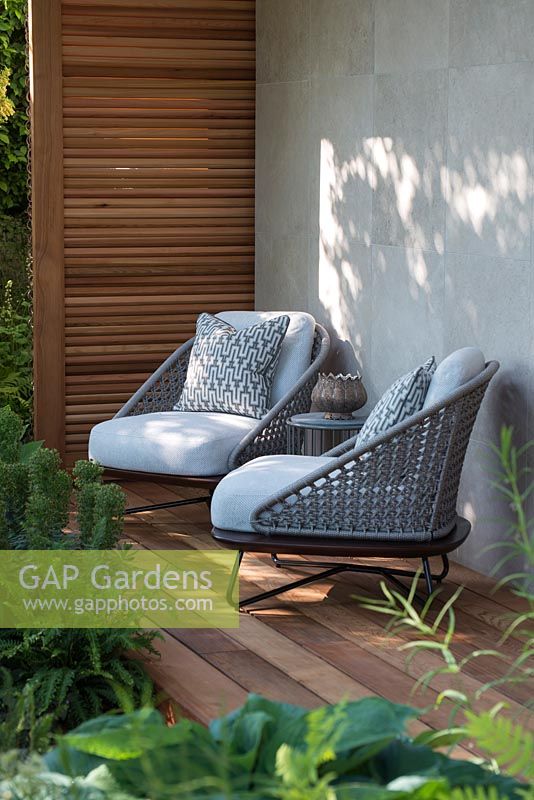 Terrasse en bois avec fauteuils 'Rivera' par Minotti - Le jardin Morgan Stanley pour le NSPCC - Sponsor: Morgan Stanley - RHS Chelsea Flower Show 2018