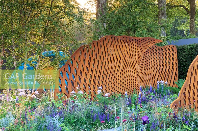 Sculpture Aeon avec plantation mixte, le David Harber et Savills Garden, RHS Chelsea Flower Show, 2018