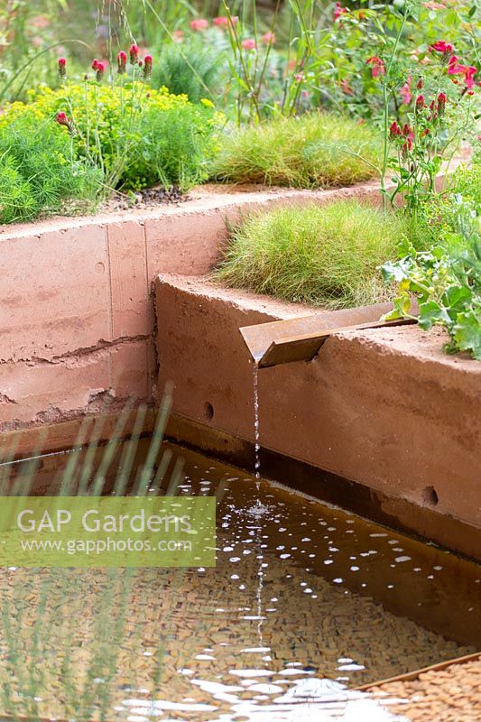 Murs en terre avec ruisseau et bec verseur, The M and G Garden, RHS Chelsea Flower Show, 2018