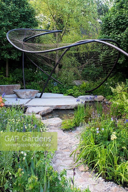 Chemin de pierre menant au coin salon et à l'étang, The Wedgwood Garden, RHS Chelsea Flower Show, 2018. Sponsor: Wedgwood
