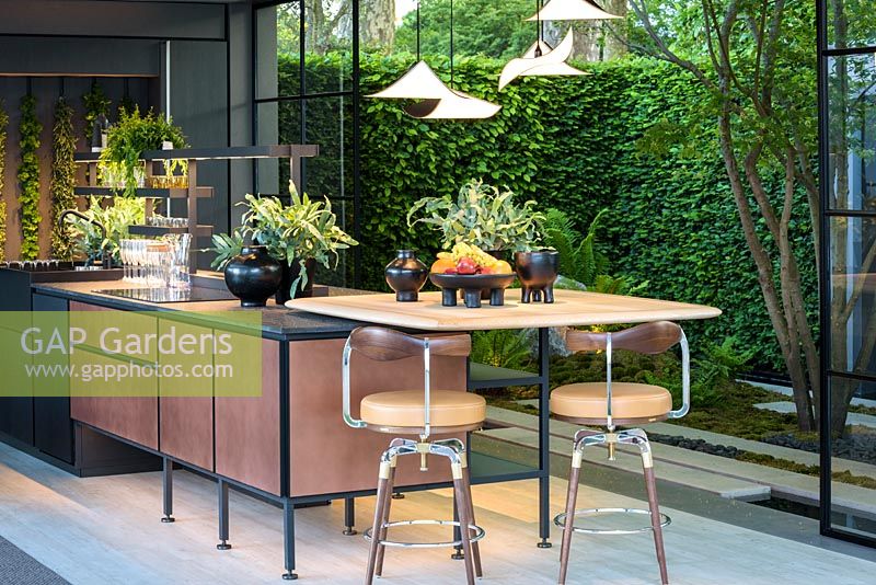 Intérieur de cuisine avec vue sur le jardin - LG Eco-City Garden - Sponsor: LG Electronics - RHS Chelsea Flower Show 2018