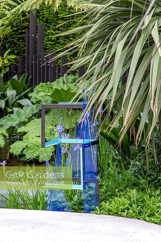 VTB Capital Garden - Spirit of Cornwall - Sculpture transparente bleue - Sponsor: VTB Capital - RHS Chelsea Flower Show, 2018