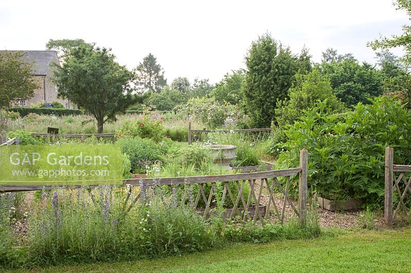 Herber, avec des clôtures en bois, dans le jardin médiéval reconstruit Le Manoir Prebendal