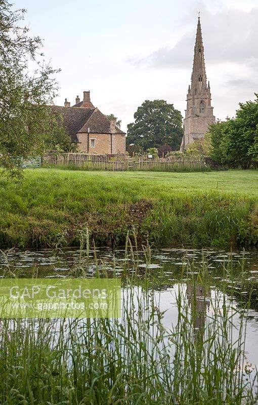 Regardant à travers un étang dans le parc de plaisance d'un jardin médiéval reconstruit Le Manoir Prebendal