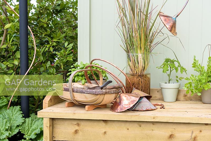 Table de rempotage avec herbes et trug de jardin - 'The Perfumer's Garden', RHS Malvern Spring Festival, 2018. Sponsor: Keyscape Design