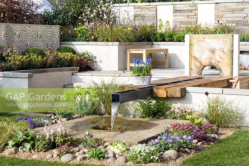 Élément d'eau moderne dans le jardin d'exposition - The Yardley Flower Garden, Ascot Spring Garden Show, 2018