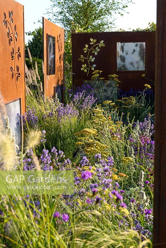 Écrans en acier COR-TEN avec vivaces et graminées. 'RNIB Community Garden', RHS Hampton Flower Show 2018.