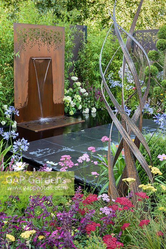 Brilliance in Bloom, parrainé par Stark et Greensmith, Simon Probyn Sculpture, Nickie Bonn et Art4Space, RHS Hampton Court Flower Show, 2018.