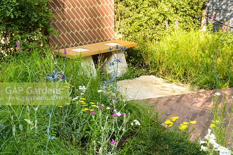 Banc garni de chêne écossais avec pierre de taille et paravent en brique. 'South Oxfordshire Landscape Garden', RHS Hampton Flower Show, 2018.