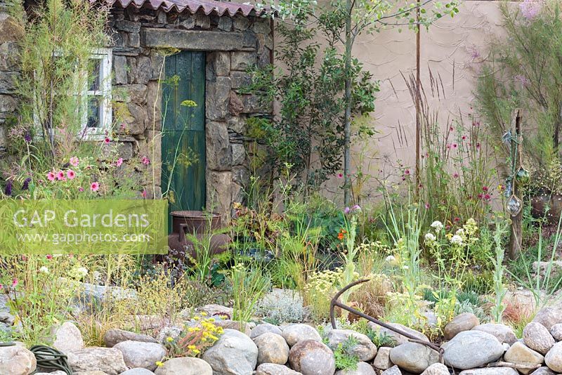 Entrée d'un hangar en pierre, 'Rias de Galicia: Un jardin au bout de la terre', RHS Hampton Flower Show, 2018