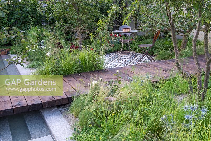 The Style and Design Garden, parrainé par London Mosaic, CED, Garden Brocante Online, RHS Hampton Court Flower Show, 2018.