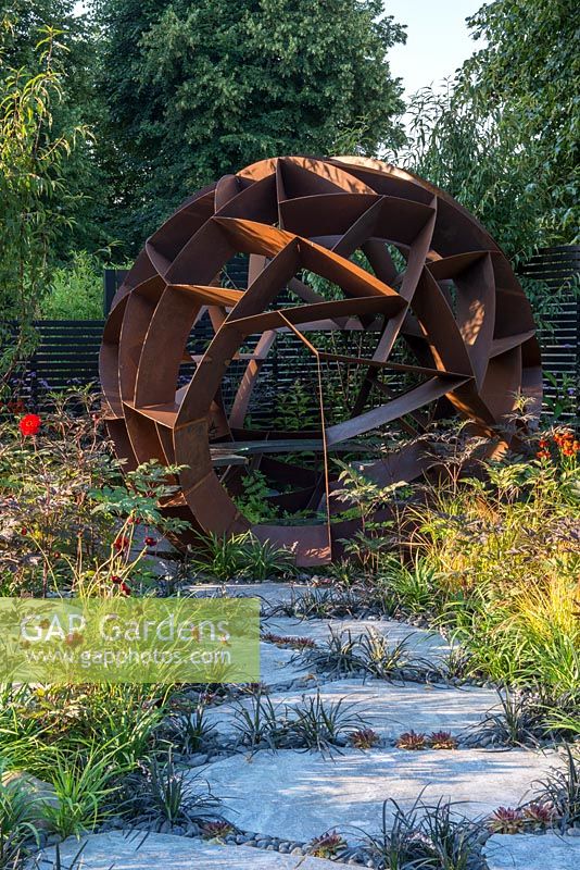 Sphère en acier corten par William Roobrouck - Elements Mystique Garden, parrainé par Elements Garden Design, RHS Hampton Court Palace Flower Show, 2018.