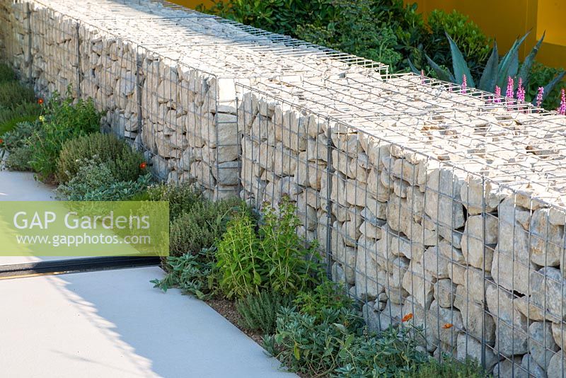 Cage métallique avec des pierres créant un mur de séparation - Santa Rita Living La Vida 120 Garden, RHS Hampton Court Palace Flower Show 2018