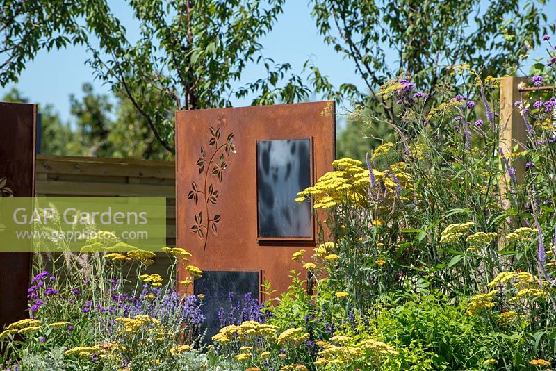 Écrans en acier par Steel Project Management avec plantation mixte - RNIB's Community Garden, RHS Hampton Court Palace Flower Show 2018