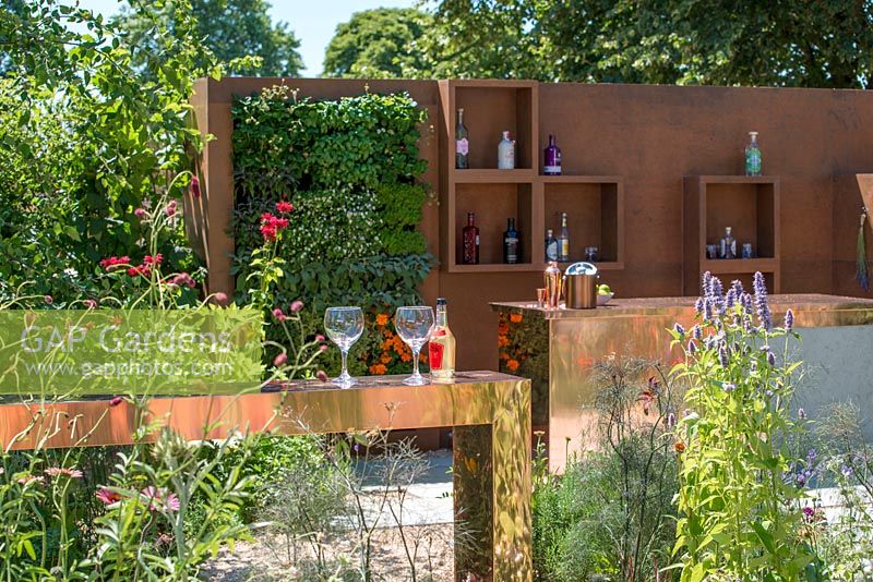 Zone de bar en cuivre pour les divertissements en plein air - The Entertaining Garden, parrainé par Aurubis, CED Ltd, Scotscape, RHS Hampton Court Palace Flower Show, 2018.