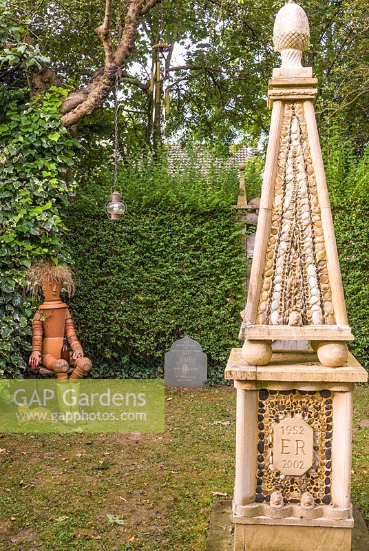 Obélisque construit pour commémorer le jubilé d'or de la reine. Le jardin secret de Serles House, Dorset, UK.