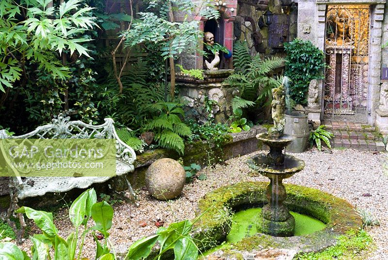 Plan d'eau et bassin à rigoles dans un jardin en contrebas avec des plantes aimant l'ombre. Le jardin secret de Serles House, Dorset, UK.