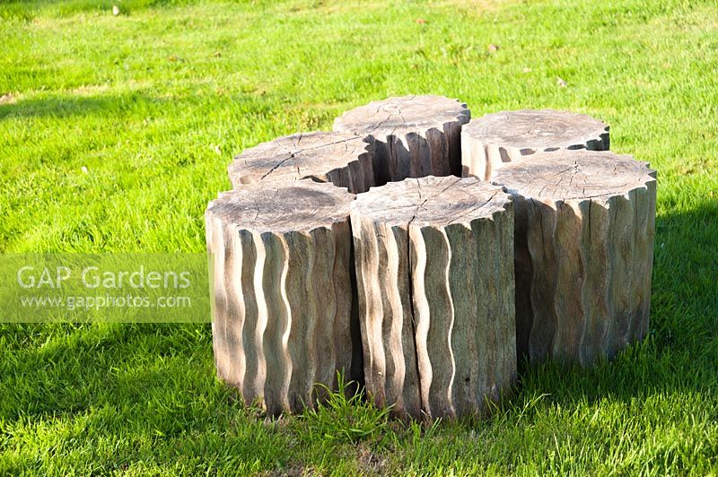 Assise cannelée en bois sculpté de colonnes. L'Oast House, Isfield, Sussex, UK