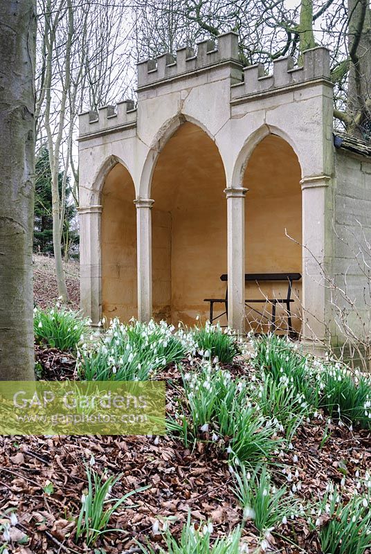 L'alcôve gothique. Painswick Rococo Garden, Painswick, Glos, Royaume-Uni.