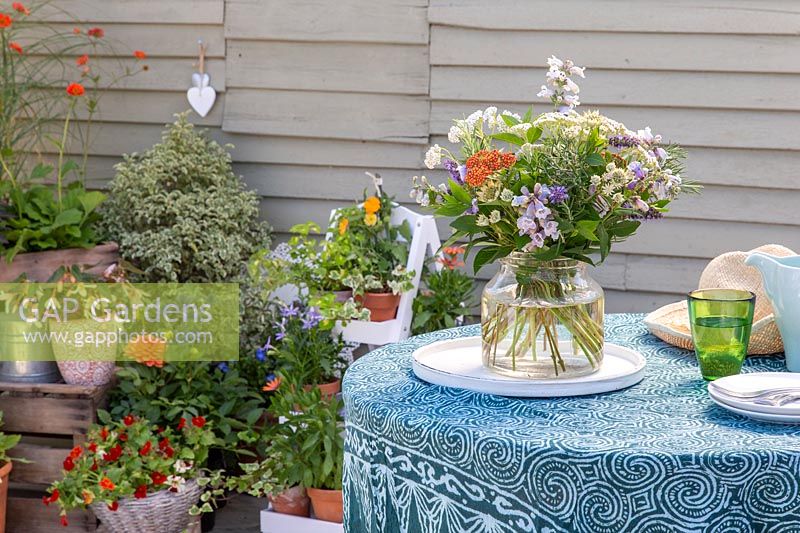 Bouquet fini sur la table, les fleurs incluent Penstemon, Privet, Achillea, Agastache, Astrantia et Rosemary.