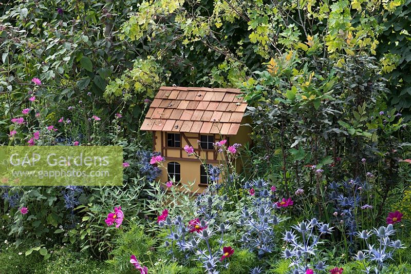 Une ruche de style provençal, inspirée du village des abeilles du jardin du Belmond Le Manoir uax Quat ' Saisons.